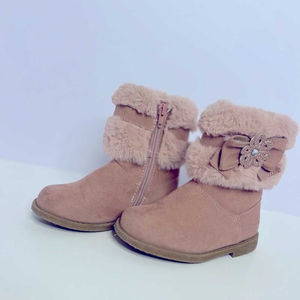 Rachel Girls Size 9 Pink furry boots